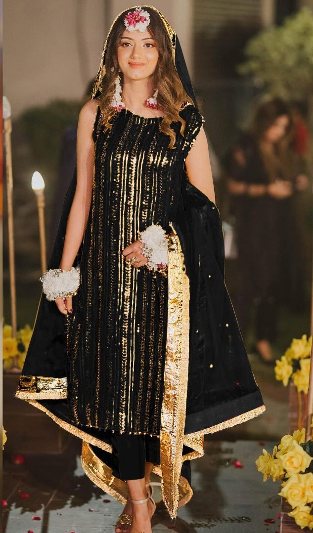 Brides friend | Party wear dresses, Velvet dress designs, Pakistani wedding  outfits