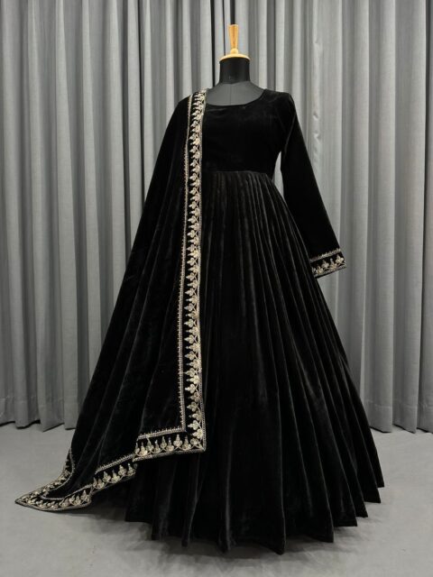 New Velvet Frocks Designs in Pakistan (2022 Collection) | Velvet evening  gown, Frock for women, Velvet dress designs