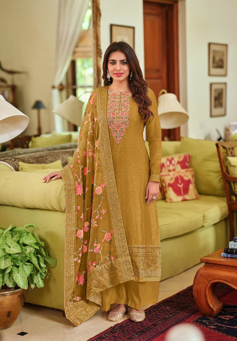 Trendy suits 2025 for ladies