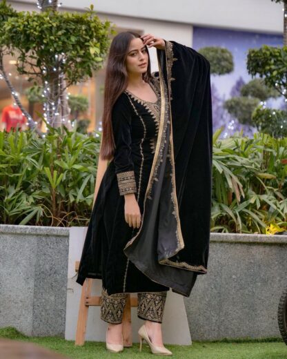 THE LIBAS SRK 5017 BLACK VELVET PAKISTANI SUITS FOR WINTER (1)