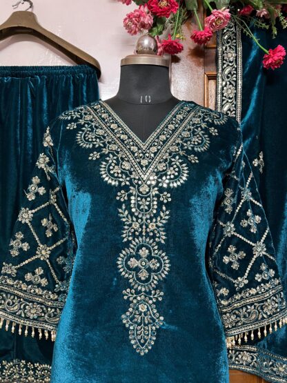 LC 1333 HEAVY VELVET KURTA & PANT 3-PIS SET ONLINE - Image 3