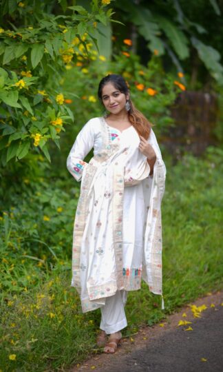THE LIBAS COLLECTION WHITE BEUTIFUL HEAVY FULLY STITCHIED SUIT SETTHE LIBAS COLLECTION WHITE BEUTIFUL HEAVY FULLY STITCHIED SUIT SET