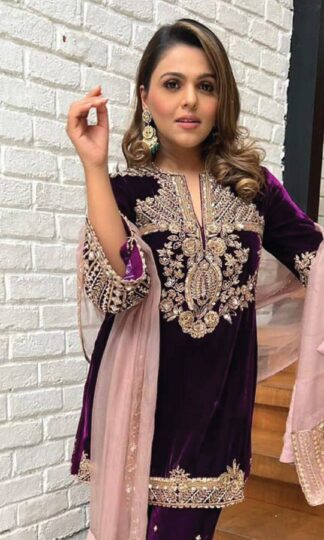 LC 1424 PAKISTANI VELVET SUITS AT WHOLESALE PRICELC 1424 PAKISTANI VELVET SUITS AT WHOLESALE PRICE