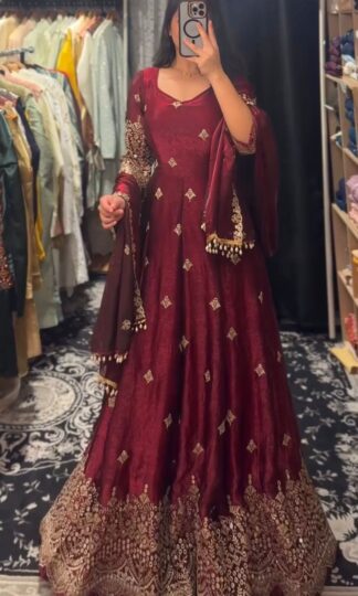 WW 1240 CURRENCY SILK GOWN SET WHOLESALE IN SURATWW 1240 CURRENCY SILK GOWN SET WHOLESALE IN SURAT