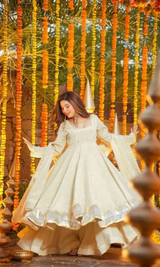 KD 1555 OFF WHITE GOWN FOR WOMEN PARTY WEARKD 1555 OFF WHITE GOWN FOR WOMEN PARTY WEAR