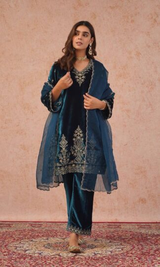 KD 1547 DESIGNER PAKISTANI VELVET SUITS WITH PREMIUM FABRICKD 1547 DESIGNER PAKISTANI VELVET SUITS WITH PREMIUM FABRIC