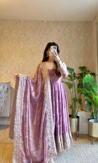 JD 639 PAKISTANI ANARKALI GOWN WHOLESALER SURATJD 639 PAKISTANI ANARKALI GOWN WHOLESALER SURAT