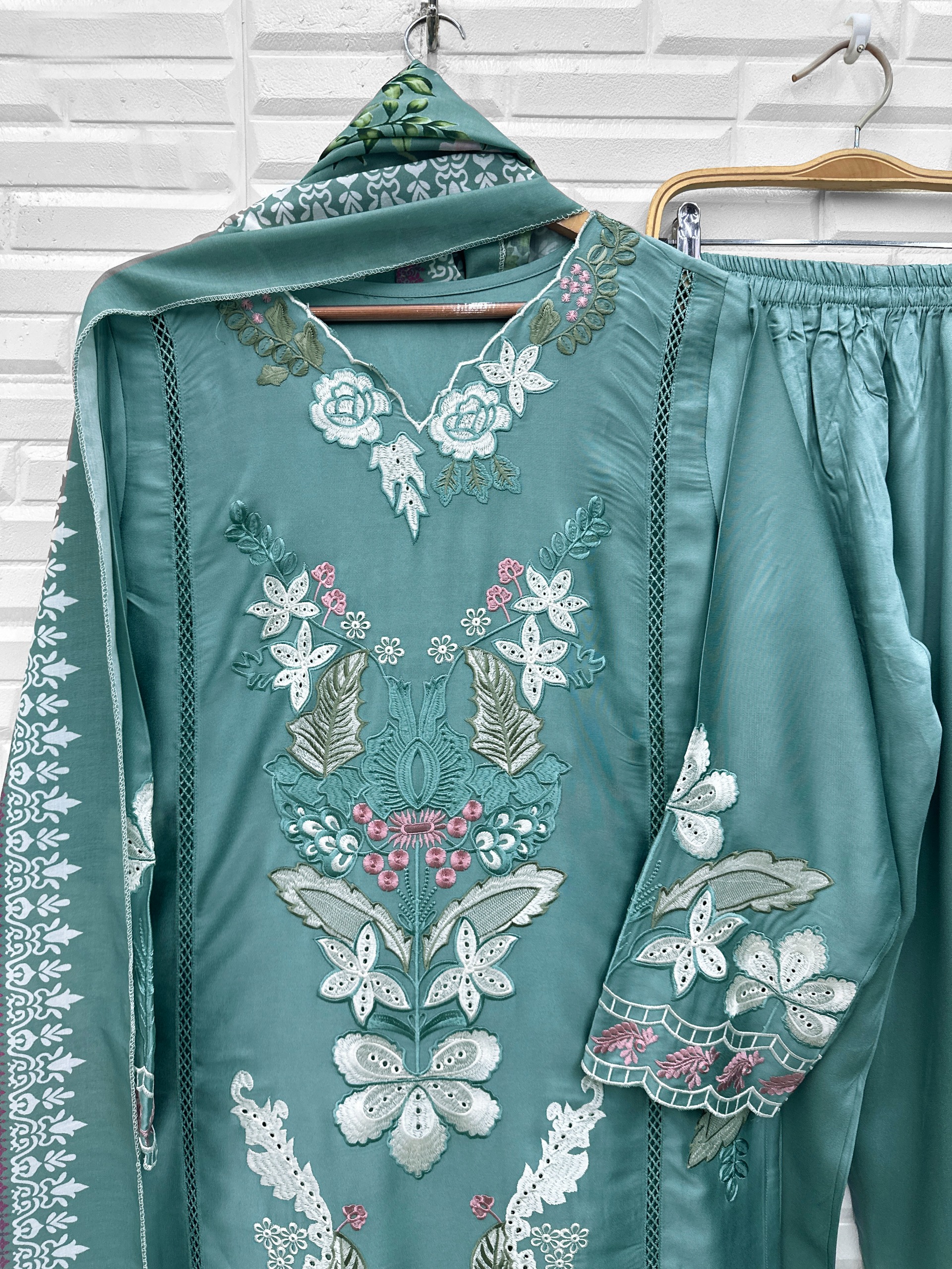 AK - 47 PAKISTANI KAFTAN SUITS ONLINE SUPPLIER - Image 3