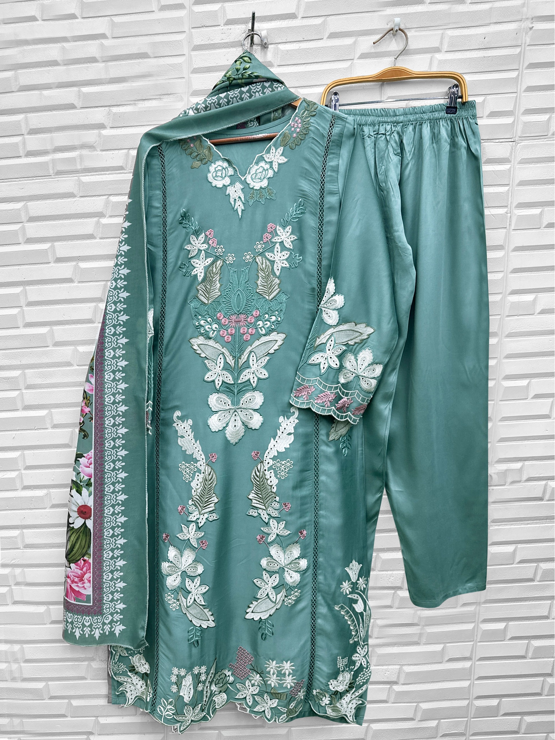 AK - 47 PAKISTANI KAFTAN SUITS ONLINE SUPPLIER - Image 4