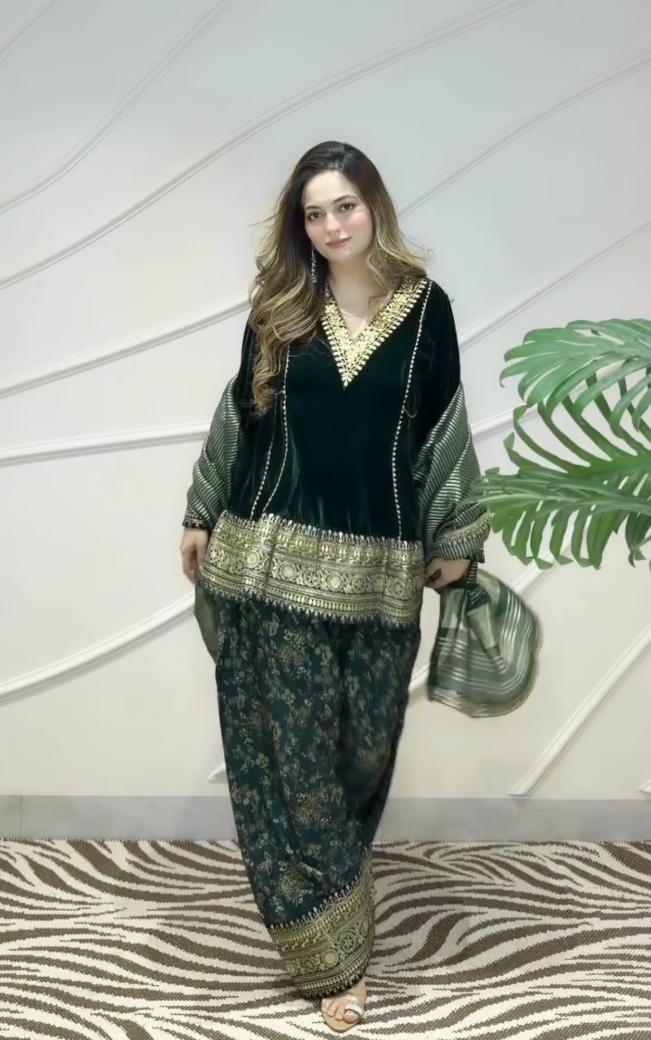 PD 1182 DESIGNER PARTYWEAR VELVET FARSHI PALAZZO SUITS AT WHOLESALE PRICE IN SURAT (#165945)